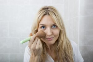 Kvinde lægger makeup