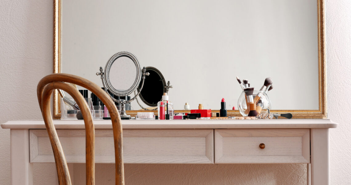 Makeup spejl på bordet