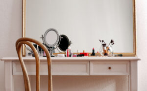 Makeup spejl på bordet